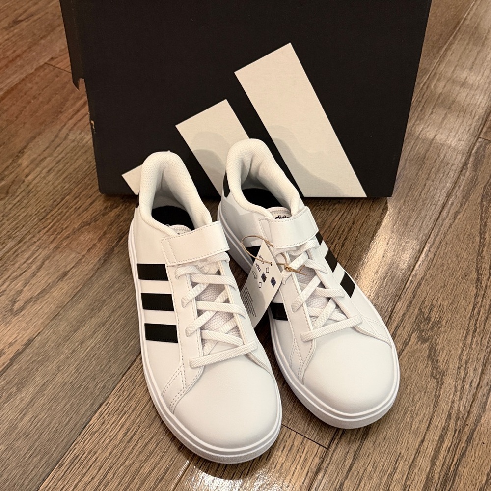ADIDAS Grand Court 2.0 NEW size 4 youth